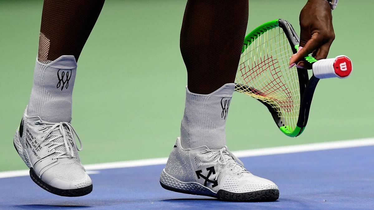 Der neuerliche Ausraster brachte der 36-Jährigen ihre zweite Verwarnung ein - gleichbedeutend mit einem Punktverlust. Dies brachte sie weiter in Wallung. "Du hast mir einen Punkt gestohlen, du bist auch ein Dieb", schrie sie 