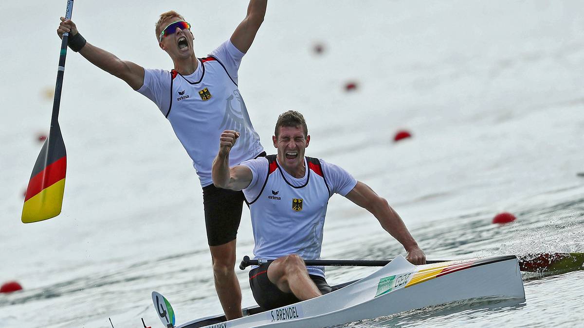 Mit einem wahnsinnigen Endspurt paddeln sich Sebastian Brendel und Jan Vandrey noch an den Brasilianern vorbei, um sich Gold zu sichern.