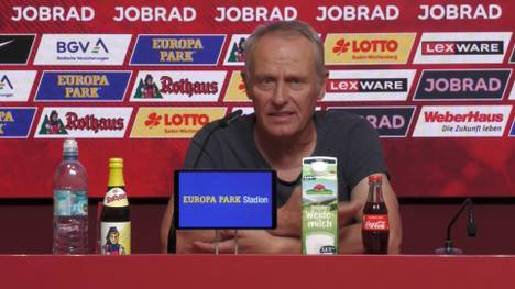 Freiburgs Torwart Noah Atubolu bekam in letzter Zeit viel Hass aus dem Internet zu spüren. Trainer Christian Streich unterstützt seine junge Nummer eins und rechnet mit den sozialen Medien ab.