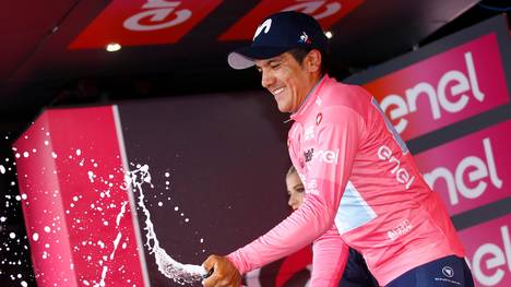 Richard Carapaz fährt beim Giro d'Italia weiter im Rosa Trikot