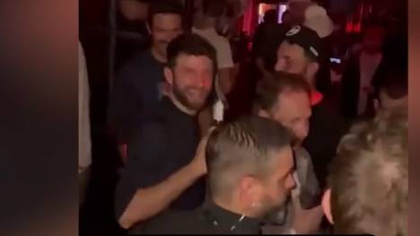 Ex-Bayern-Star Thomas Müller mischt sich an Weihnachten unter das Partyvolk von München.