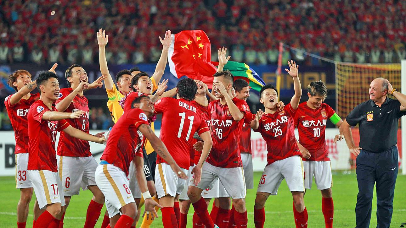 Roter Drache im Angriffsmodus