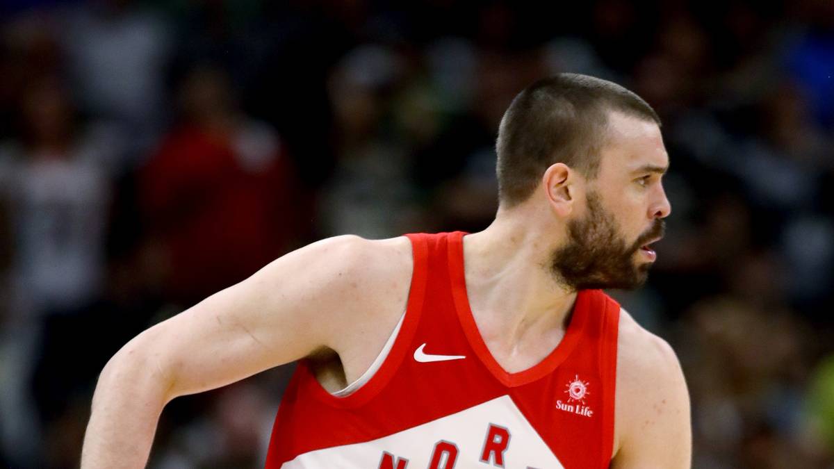 CENTER - MARC GASOL (Raptors, 34): Der Spanier ist sicher nicht mehr so gut zu Fuß wie früher, aber bei Defensive Win Shares steht er in den Playoffs trotzdem auf Rang vier der gesamten NBA - auch im Defensiv-Rating. Offensiv half er den Raptors, in Spiel 3 und 4 die Serie gegen Milwaukee zu drehen. Er sollte hoffen, dass DeMarcus Cousins spielen kann, dann wird er mehr auf dem Feld sein, gegen Golden States Death Lineup wohl eher nicht