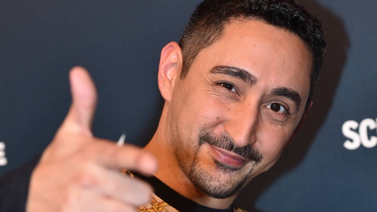 Sein Kumpel Eko Fresh wird ihn leider nicht vor Ort unterstützen können. Durch ihre gemeinsame Herkunft aus Köln-Kalk haben die beiden aber eine enge Verbindung zueinander