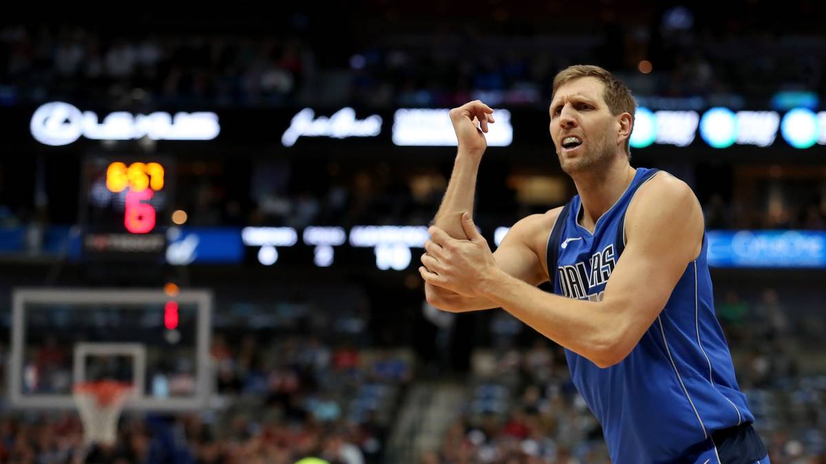 PLATZ 23 - DALLAS MAVERICKS (19-43): Der Playoff-Zug war für Dirk Nowitzki und Dallas schnell abgefahren. Nach einem 3:18-Start war die Devise für Owner Mark Cuban klar: absichtlich verlieren (tanken). Nowitzki widersprach seinem Boss zwar, für die Mavs ist - im Hinblick auf die Zukunft - aber jede Niederlage eine gute