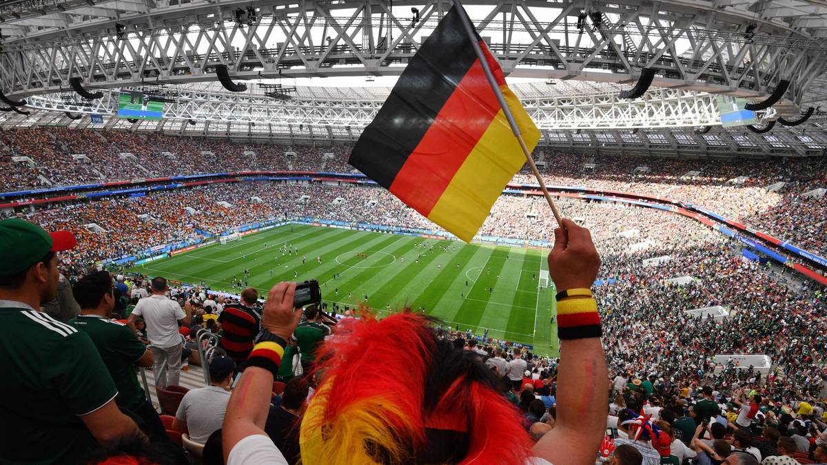Im Moskauer Luzhniki Stadion wird es für die deutsche Nationalmannschaft am Sonntag ernst. Schon lange vor dem Anpfiff füllt sich die Arena mit den beiden Fanlagern. Die deutschen Anhänger...