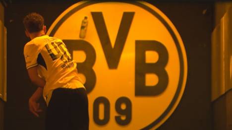 Nach seiner Roten Karte wirft Dortmunds Youngster Samuele Inacio eine Flasche gegen das BVB-Logo. Die Runde im FIROCKX.ONE Doppelpass versteht die Emotionen.