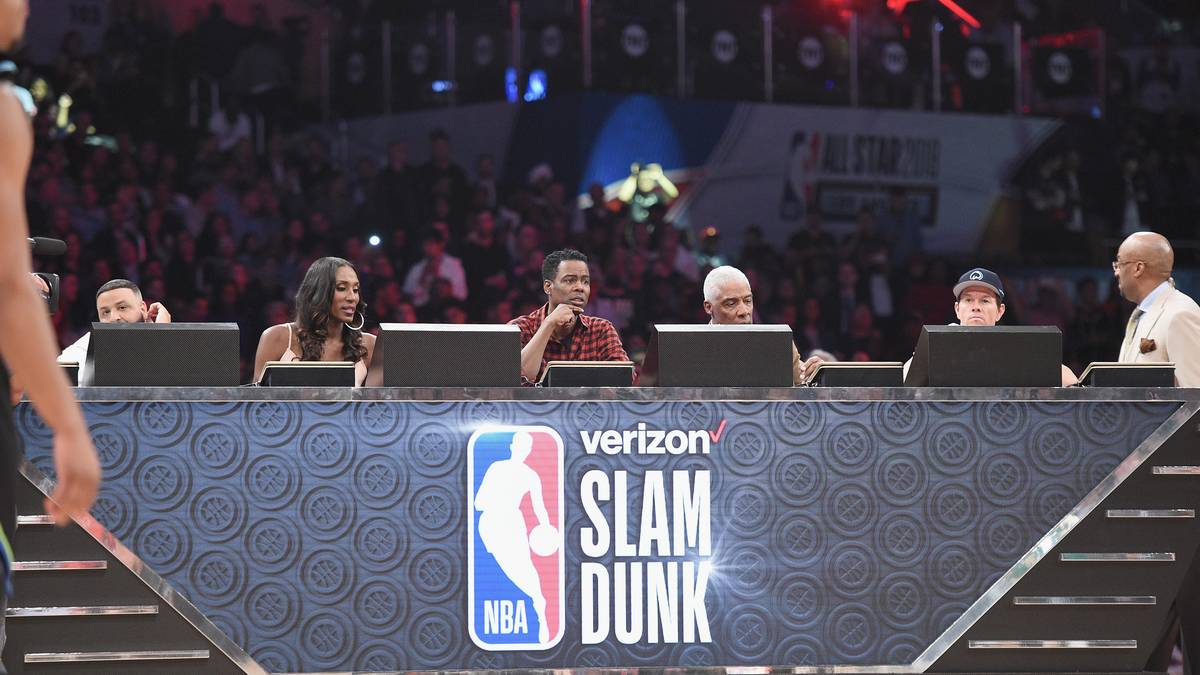 "Double Pump = 39, kein Dunk = 31. Wie sieht das denn aus?", kritisierte Smith bei Twitter und nahm dabei die (zweifelhafte) Promi-Jury ins Visier, die neben den Basketball-Legenden Julius Erving (2.v.r.) und Lisa Leslie (2.v.l.) aus DJ Khaled, Comedian Chris Rock und Schauspieler Mark Wahlberg bestand