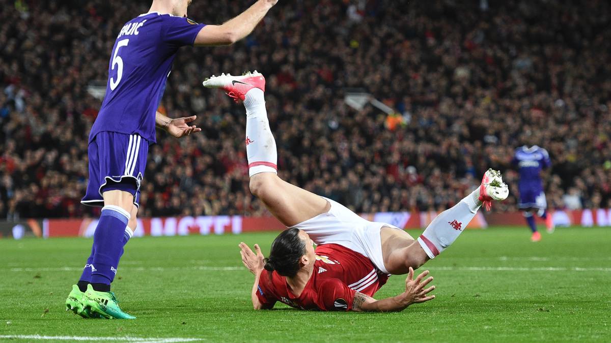 Wenig später muss Ibrahimovic herunter. Nach einem Kopfballduell verdreht sich der Schwede das Knie und muss vom Feld gebracht werden. Für ihn kommt Martial ins Spiel