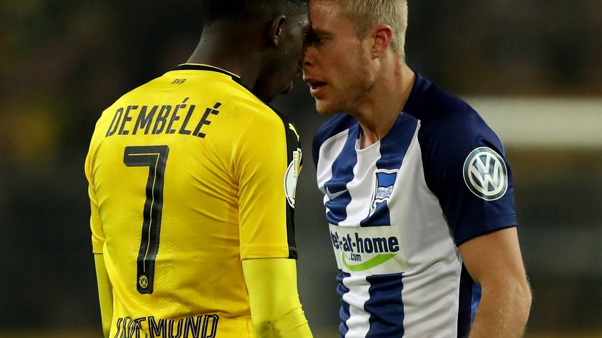 Auf dem Platz geht es derweil heiß her. Hier kommen sich Dortmunds Dembele und Herthas Per Skjelbred ganz nah