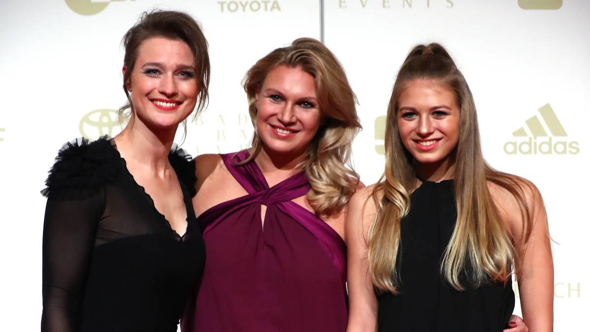 Fecht-Olympiasiegerin Britta Heidemann posiert mit Magdalena Brzeska und deren Tochter  Noemi Peschel auf dem Roten Teppich