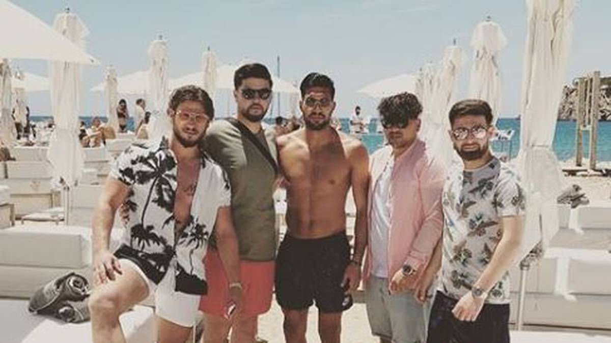 Emre Can postet ein Foto mit seinen Freunden aus Kindertagen im Urlaub auf Ibiza