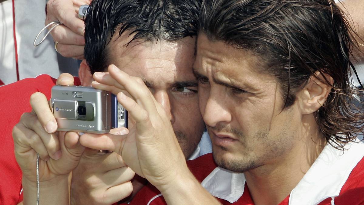 PLATZ 8: BIXENTE LIZARAZU (273 Einsätze/8 Tore/20 Vorlagen): Der Franzose schnürte von 1997 bis 2004 sowie von 2005 bis 2006 seine Kickschuhe an der Säbener Straße. Dabei errang der Linksverteidiger 17 Titel mit den Münchnern. Auch der Welt- und Europameister repräsentiert die Bayern heute abseits des Spielfelds