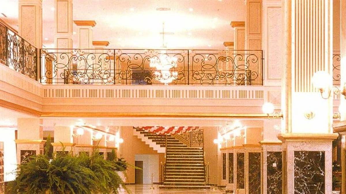 Wenn man sich weiter in das Gebäude traut, sieht das schon anders aus. Das Treppenhaus wirkt pompös, Säulen und Geländer ähneln denen eines Palastes