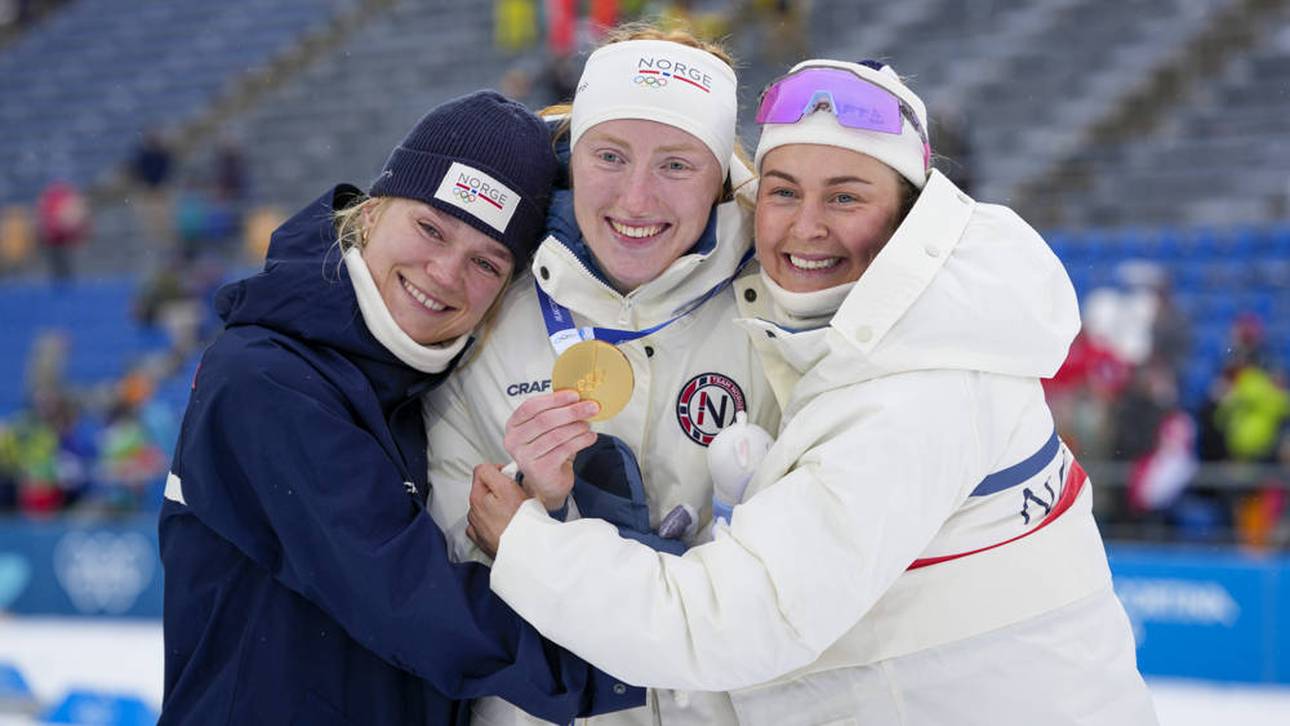 Juni Arnekleiv (l.) und Ingrid Tandrevold (r.) umarmen Maren Kirkeeide