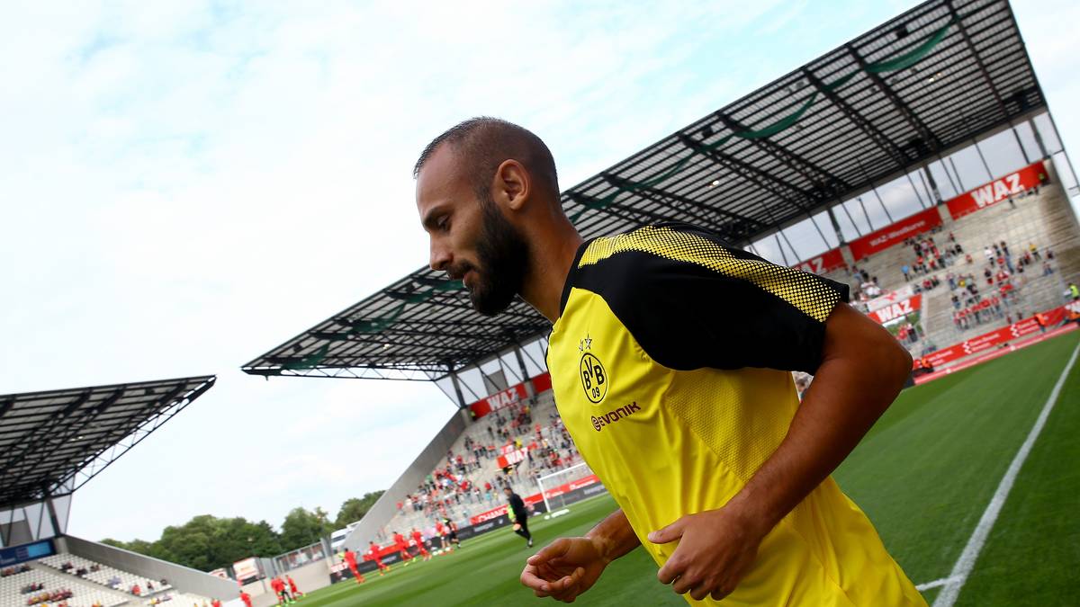 ÖMER TOPRAK: Der Neuzugang wird es zunächst schwer haben, einen Stammplatz zu ergattern. In den Testspielen präsentierte sich der 28-Jährige überraschend unsicher. Momentan hat das Duo Sokratis/Bartra in der Innenverteidigung die Nase vorn. SPORT1-Note 3,5