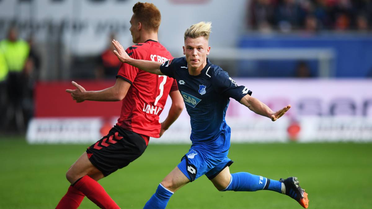 In seinem ersten Spiel schoss Hack gleich auch sein erstes Tor. Doch nach 38 Minuten prallten er und Kevin Vogt mit den Köpfen zusammen, sodass der offensive Linksaußen benommen ausgewechselt werden musste