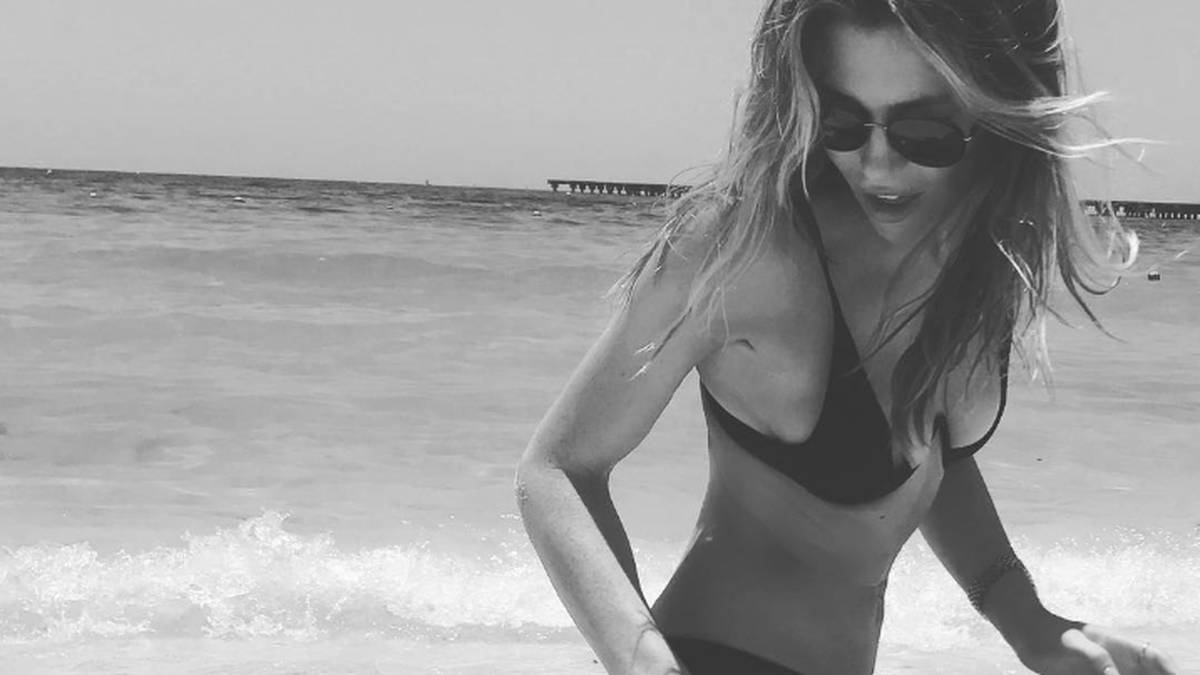 Abbey Clancy, Ehefrau von Stoke-Stürmer Peter Crouch, genießt am Strand ihren wohl verdienten Urlaub