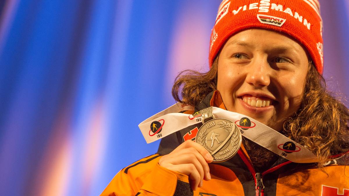 In der Verfolgung gewinnt sie mit Silber ihre erste WM-Medaille...