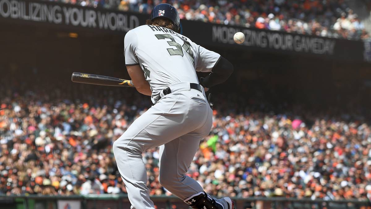 Nationals-Superstar Bryce Harper steht im achten Inning am Schlagmal und will einen Wurf von Hunter Strickland verwerten. Doch San Franciscos Pitcher zielt zwischen die Beine von Harper. Der kann sich gerade noch wegdrehen und bekommt den 157 km/h schnellen Ball an die Hüfte