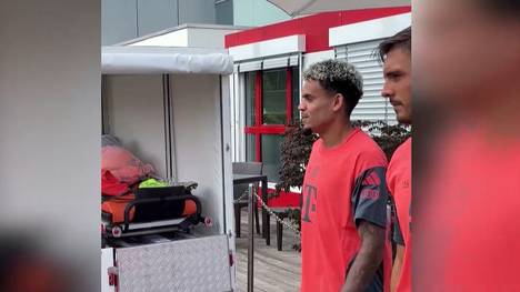Bei der ersten medienöffentlichen Trainingseinheit des FC Bayern in dieser Saison sind alle Linsen auf Neuzugang Luis Díaz gerichtet. Auffällig: Joao Palhinha wird offenbar zum Integrationshelfer.