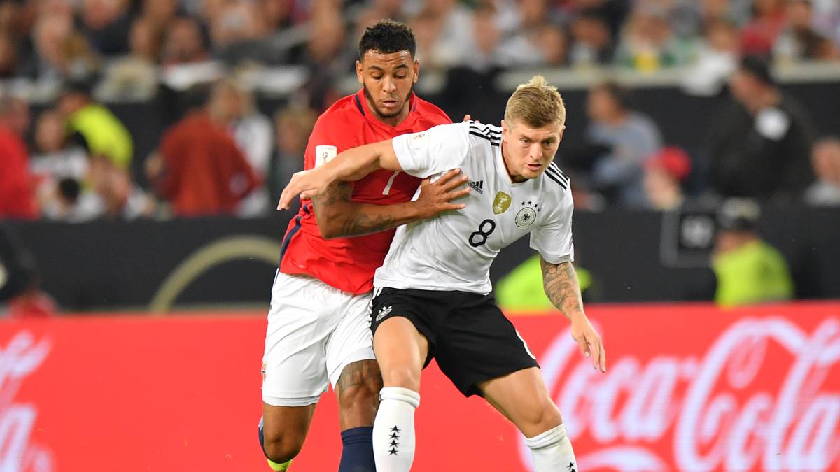 TONI KROOS: Verteilte gemeinsam mit Sebastian Rudy von der Doppelsechs aus die Bälle. Leitete dabei satte drei von vier deutschen Treffern in der ersten Hälfte ein, nur im Abschluss mit Schwächen. In Hälfte zwei sicherer Dirigent des deutschen Spiels. Starke Vorstellung. SPORT1-Note: 2