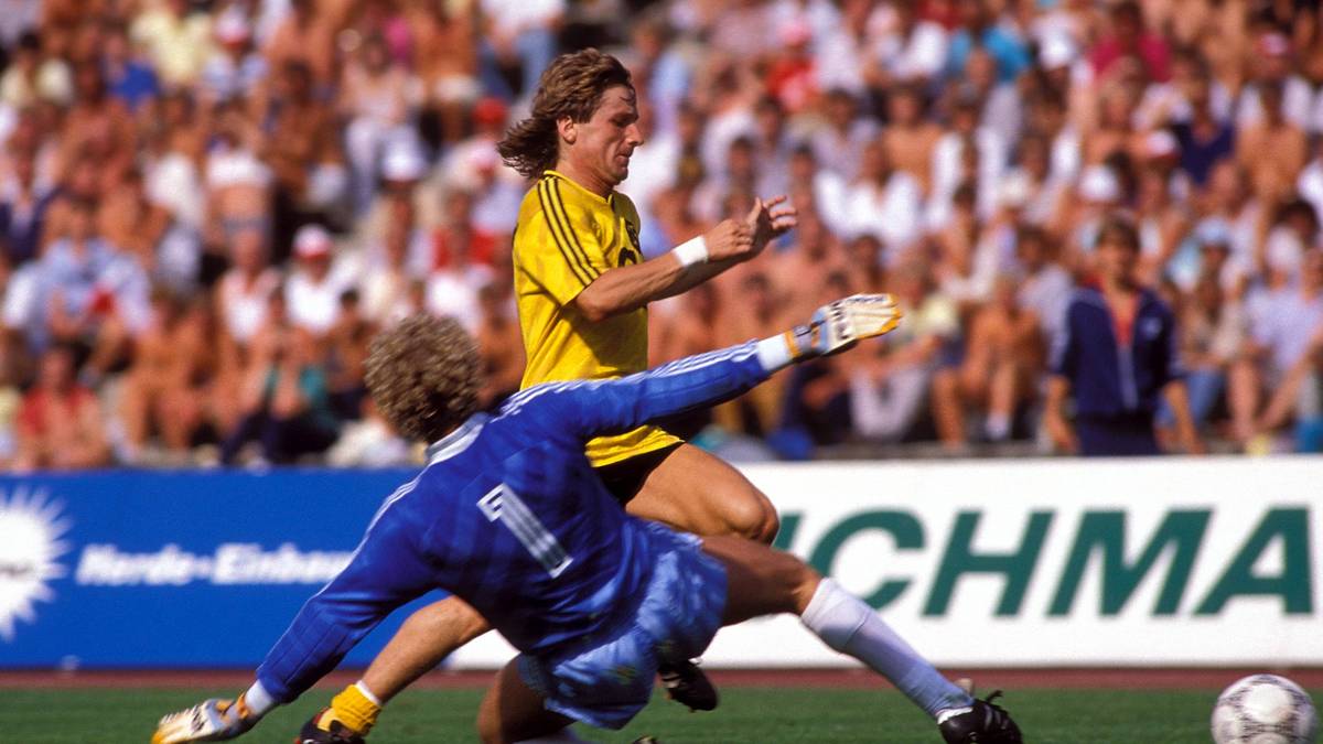 PLATZ 3 - Bundesliga 1986/87, 1. Spieltag: Am 9. August 1986 passiert Frank Mill in München der wohl berühmteste Fehlschuss der Liga-Geschichte. Der BVB-Stürmer ist an Keeper Jean-Marie Pfaff vorbei...