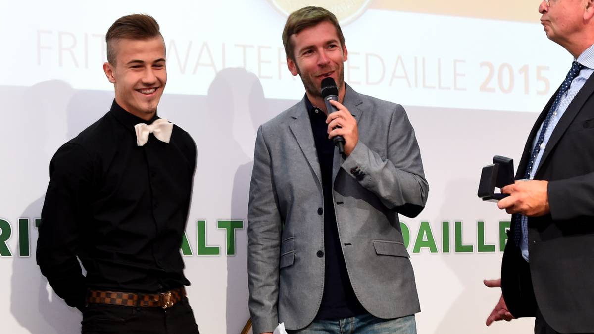 NIKLAS DORSCH gehört zu den wenigen, die erreicht haben, wovon Millionen Fußball-Talente träumen: Er hat es zum FC Bayern geschafft. 2012 wechselte er aus Nürnberg in die Bayern-Jugend, verdiente sich mit starken Leistungen unter anderem die silberne Fritz-Walter-Medaille des DFB 2015