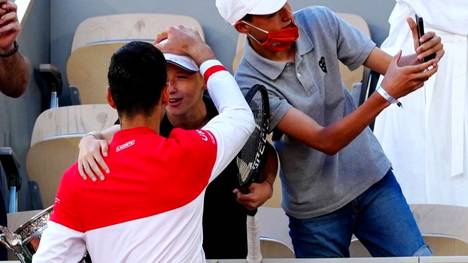 Mit dem Finalsieg gegen Stefanos Tsitisipas bei den French Open sicherte sich Novak Djokovic seinen 19. Grand-Slam-Titel. Danach sorgt er für einen rührenden Moment.