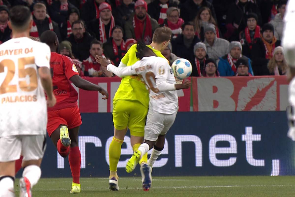 Mit seiner roten Karte hatte Manuel Neuer großen Anteil am Ausscheiden des FC Bayern im DFB-Pokal gegen Leverkusen. Heute gegen Wehen-Wiesbaden wird deshalb sein Vertreter Jonas Urbig im Tor stehen.