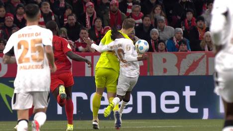 Mit seiner roten Karte hat Manuel Neuer großen Anteil am Ausscheiden des FC Bayern im DFB-Pokal. Vincent Kompany spricht über den Platzverweis seines Torhüters.