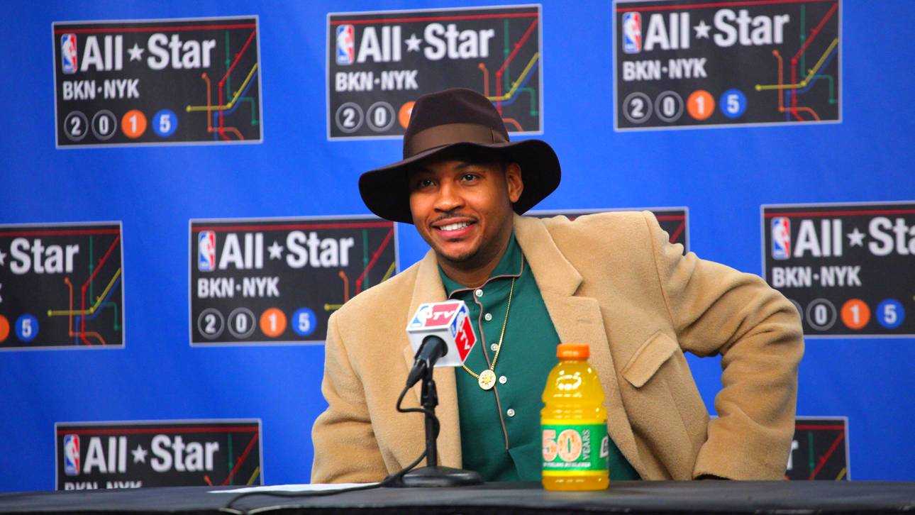 Anthony kauft im Bademantel ein