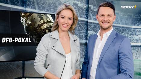 Laura Papendick und Jochen Stutzky präsentieren den DFB-Pokal auf SPORT1