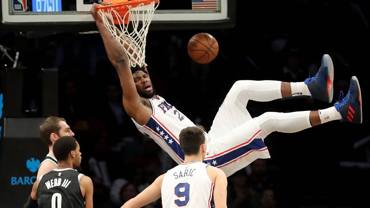 PLATZ 11 - PHILADELPHIA 76ERS (32-27): Trust the process! Nach vielen Jahren voller Niederlagen sind die Sixers endlich wieder im Gewinner-Modus. Joel Embiid (Bild) und Ben Simmons brillieren, das Team ist jung, fit (bis auf Rookie Markelle Fultz) und heiß auf die Playoffs. Sieben Siege in den letzten neuen Partien sind ein klares Zeichen