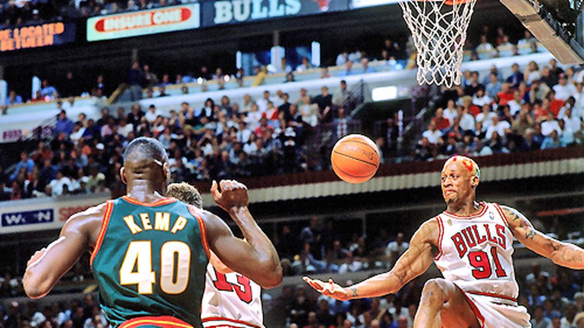 Rodman schnappt sich gleich zwei Mal unglaubliche elf Offensiv-Rebounds und stellt damit den Finals-Rekord von Elvin Hayes ein. Am 4:2-Erfolg über Seattle hat das "Reboundmonster" entscheidenden Anteil