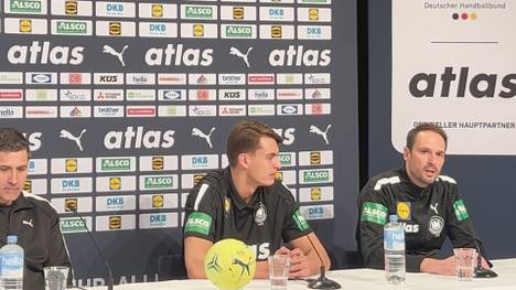 Benjamin Chatton, Manager der deutschen Handball-Nationalmannschaft, spricht über Bundestrainer Alfred Gislason und hebt dessen Führungsqualitäten am Beispiel einer konkreten Szene hervor.