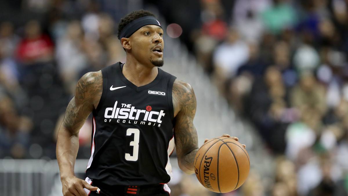 BRADLEY BEAL: Nach dem Trade von Anthony Davis und dem dadurch folgenden Umbau des Kaders sollen die New Orleans Pelicans einen neuen großen Namen im Blick haben: Bradley Beal von den Washington Wizards, der zuletzt 25,6 Punkte und 5,5 Assists im Schnitt auflegte