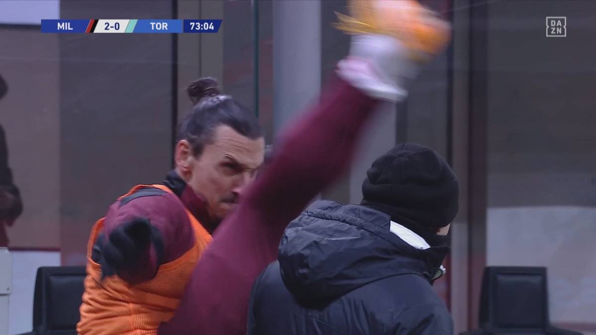 Zlatan Ibrahimovic steht beim Spiel gegen Turin wieder im Milan-Kader. Der 39-Jährige zeigt kurz vor seiner Einwechslung mit einer ungewöhnlichen Aufwärm-Methode, wie beweglich er ist.