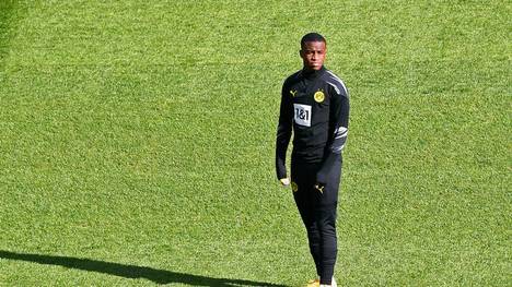 Borussia Dortmund wird wohl noch länger auf Toptalent Youssoufa Moukoko verzichten müssen. Der Teenager hatte sich vor dem Auftaktspiel bei der U21-EM am Fuß verletzt.