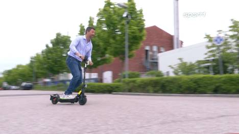 Der Job eines SPORT1 Experten fordert einiges an Mobilität. Um an jedem Ort pünktlich zu erscheinen, greift Rick Goldmann auf elektrische Unterstützung zurück.