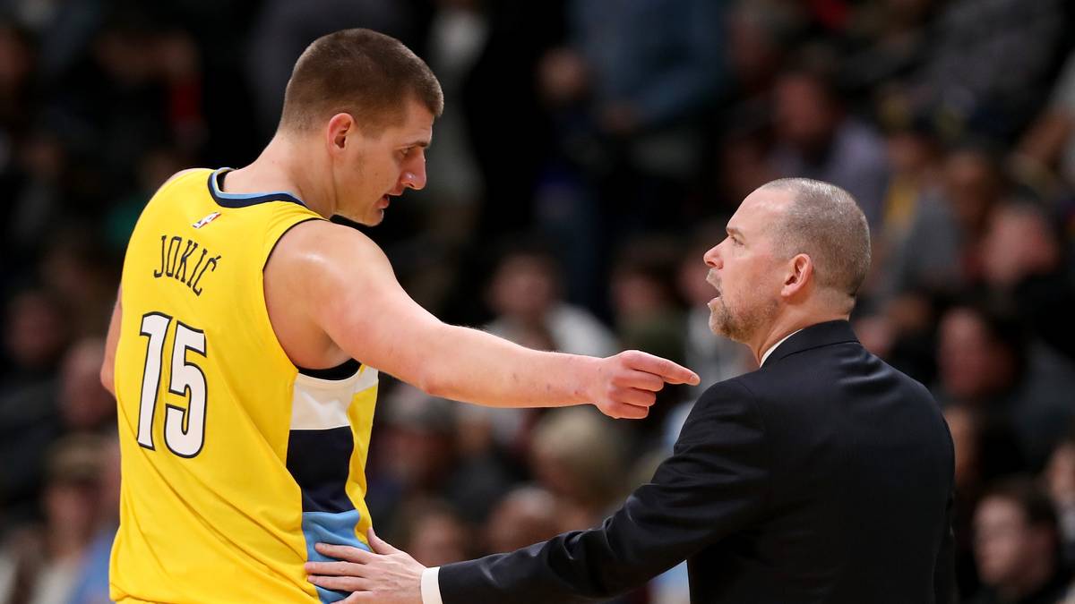 PLATZ 16 - DENVER NUGGETS (33-28): Nikola Jokic läuft zu Hochform auf und legte zuletzt drei Triple-Doubles in Serie auf. Aus den letzten 15 Spielen sprangen für Denver zehn Siege heraus - die Form stimmt, doch die Konkurrenten lauern. Die Niederlage nach klarer Führung im Duell mit den Clippers war zudem äußerst schmerzhaft 