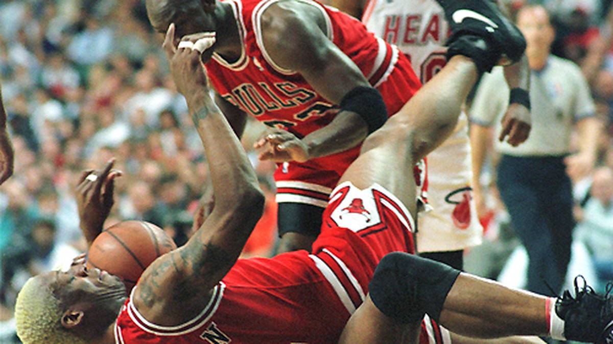 Wer denkt, Rodmans Leistungen würde nach dem Titel nachlassen, sieht sich getäuscht. Auf dem Spielfeld kämpft der 36-Jährige weiter mit Händen und Füßen um jeden Ball. Dabei gehört Miami-Heat-Center Alonzo Mourning (u.) zu seinen Lieblingsfeinden. Doch damit nicht genug: Wegen eines Tritts in die Leistengegend eines Kameramanns wird er für elf Spiele gesperrt und muss 200.00 Dollar Geldstrafe zahlen