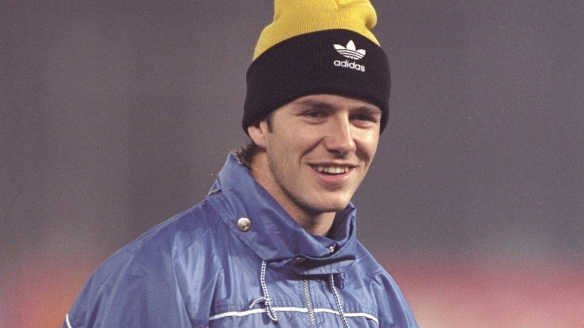 Modebewusst ist Beckham schon damals - wenn die Frisur nicht sitzt, setzt man eben eine Mütze auf