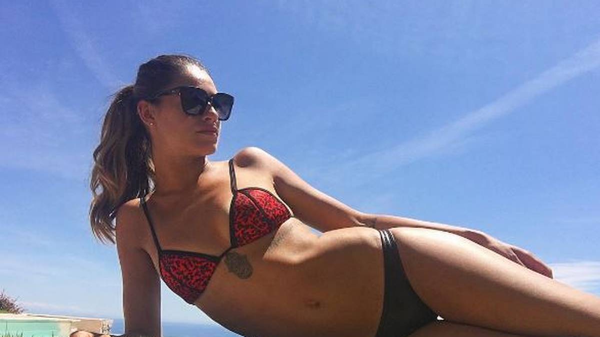 Gut in Szene gesetzt: Federica Pignotti, die Freundin von Stefano Sturaro, macht es sich auf der Wiese bequem