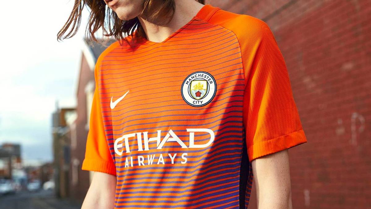 Der Verlauf geht von Orange nach Lila und ist somit sehr weit weg von der eigentlichen City-Vereinsfarbe Hellblau
