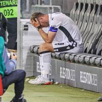 Fabian Klos erhält von seinem Verein Arminia Bielefeld Lob für sein Verhalten nach der Niederlage in der Relegation beim SV Wehen Wiesbaden.