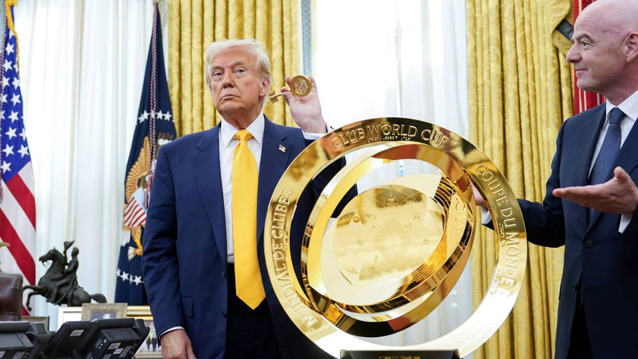 Donald Trump ist von der neuen Trophäe beeindruckt