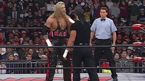Hulk Hogan (r.) besiegte Kevin Nash 1999 bei WCW Monday Nitro mit dem "Fingerpoke of Doom"