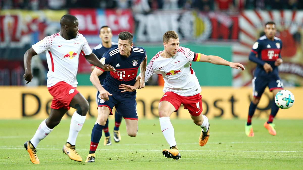 ROBERT LEWANDOWSKI: Beschwerte sich oft bei seinen Mitspielern über die ungenauen Zuspiele. Wurde von Leipzigs starken Innenverteidigern Upamecano und Orban abgemeldet. Ein Geniestreich gelang ihm auch nicht. Zumindest der Elfer war aber drin. SPORT1-Note 4