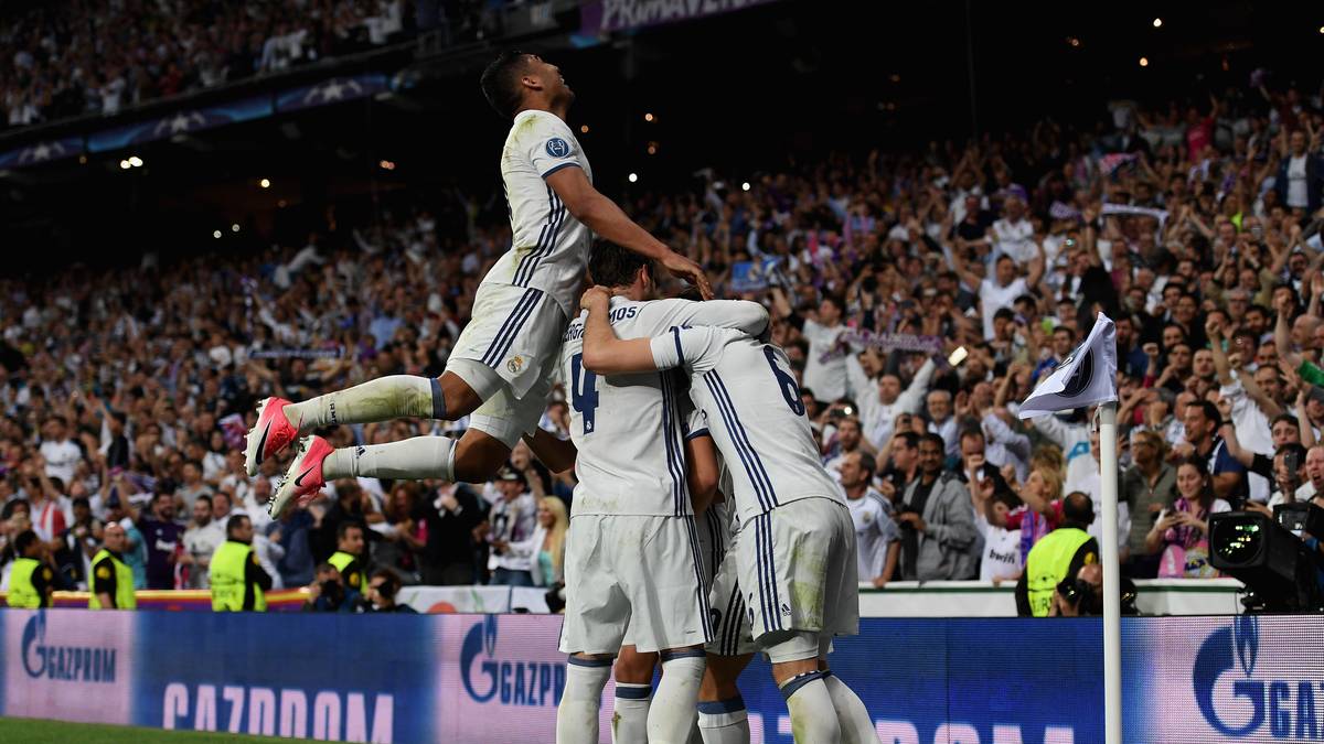 Es geht in die Verlängerung, in der Real dreimal trifft und das Spiel mit 4:2 entscheidet. Allerdings: Die ersten beiden Tore - Torschütze Cristiano Ronaldo - sind jeweils irregulär, das Aus hat einen ganz faden Beigeschmack